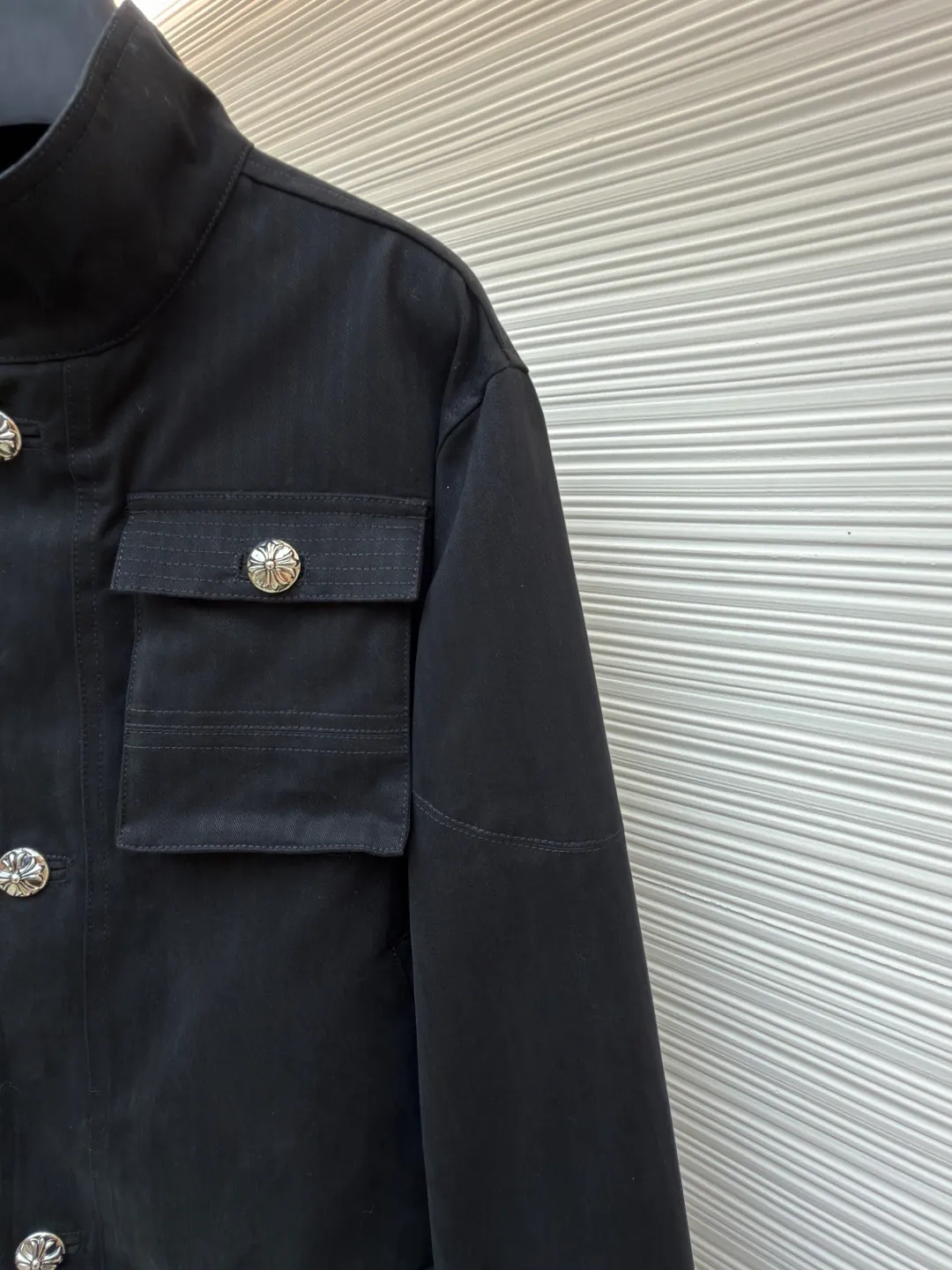 Chrome Hearts M65 work jacket ●Item number: 1682245-D90 ●Fabric: cotton fabric ●Technology: herringbone brushed production ●Color: black ●Version: loose fit ●Weight: about 1300 grams ●Size: S-M-L ●Description: Purchased from the original national specialty brand No. 51800. The custom-woven fabric is made of herringbone brushed 320g cotton material. It is matched with garment dyeing + dirty washing + distressing process. (minimum quantity 2000 meters). Customized jacquard lining. Add soft water washing. Customized 8# placket double-ended zipper. Customized 8# waist pocket zipper. Customized 5# Inner pocket zipper. Customized 20mm I-shaped buckle. Customized 25mm I-shaped buckle. Customized 15mm four-in-one buckle. Customized placket four-in-one concealed button. Customized genuine leather trademark. Size. Produced by a large factory, it is very test of workmanship. Full of street feel. Compare workmanship details to counters. Instant sale of the market version. The overall wiring is straight and delicate, the fabric is comfortable and soft, and the color is consistent without color difference. It can be matched with the same style to create a fashionable look and control various occasions. Customized accessories, complete with three standards, same style for men and women!